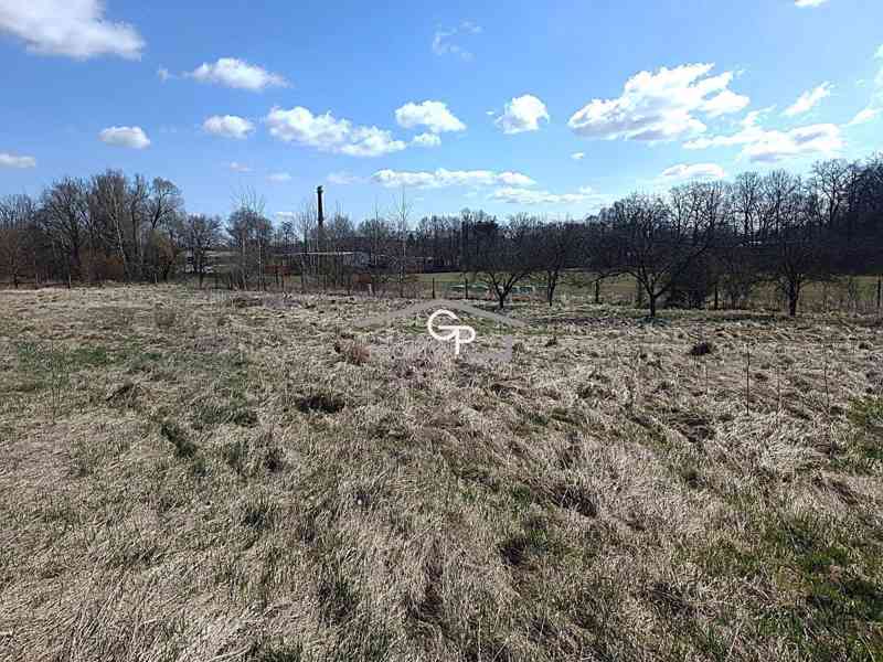 Stav. pozemek na klidném okraji obce Petrův Dvůr - foto 4