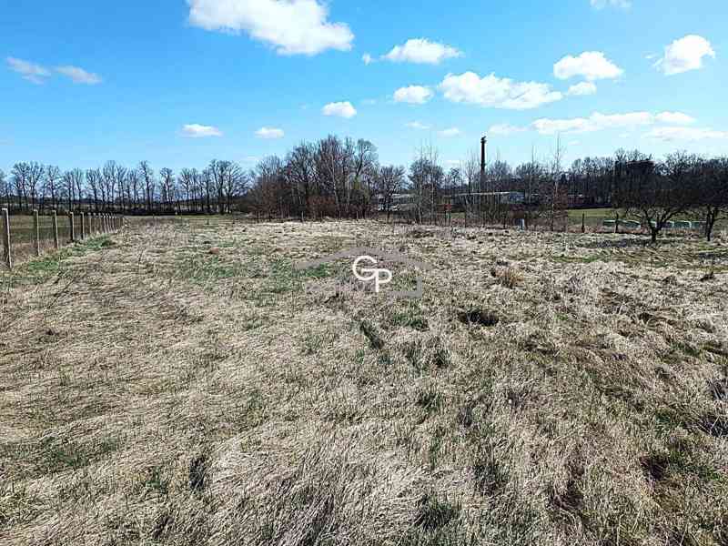 Stav. pozemek na klidném okraji obce Petrův Dvůr - foto 3