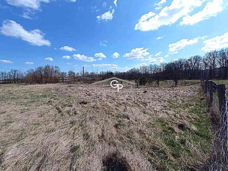 Stav. pozemek na klidném okraji obce Petrův Dvůr - foto 5