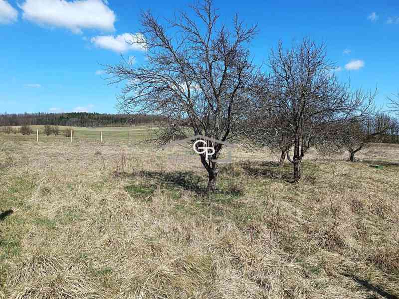 Stav. pozemek na klidném okraji obce Petrův Dvůr - foto 2