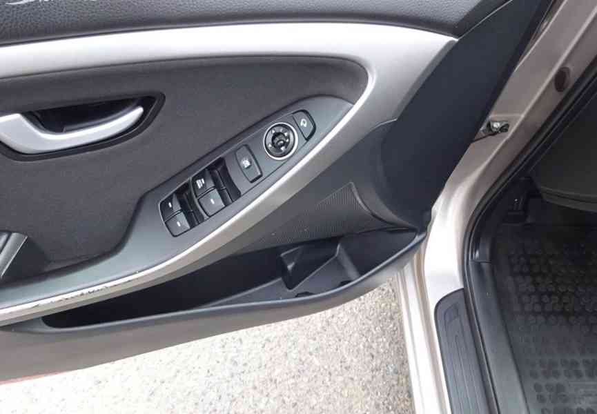 Hyundai i30 1.6i Combi r.v.2017 (88 kw) 2.Maj.ser.kníž.ČR - foto 6