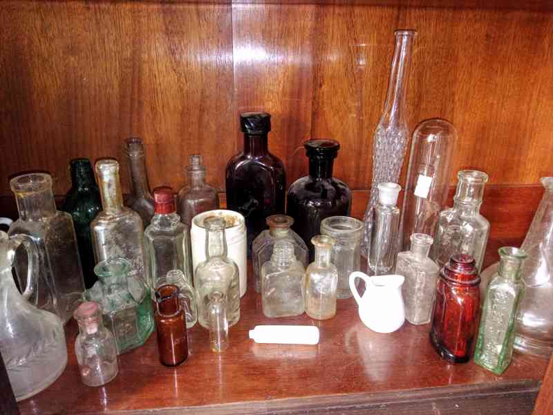 Lékárenské a jiné starožitné lahvičky  - foto 1