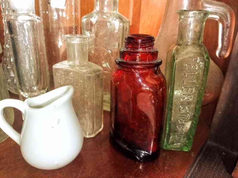 Lékárenské a jiné starožitné lahvičky  - foto 4
