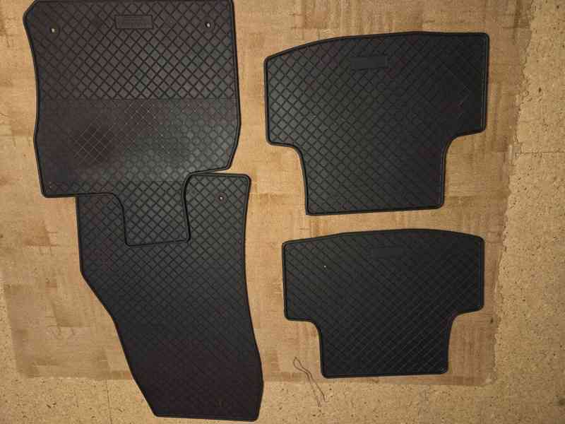 Š - Karoq - vana do kufru a gumové koberce - foto 3
