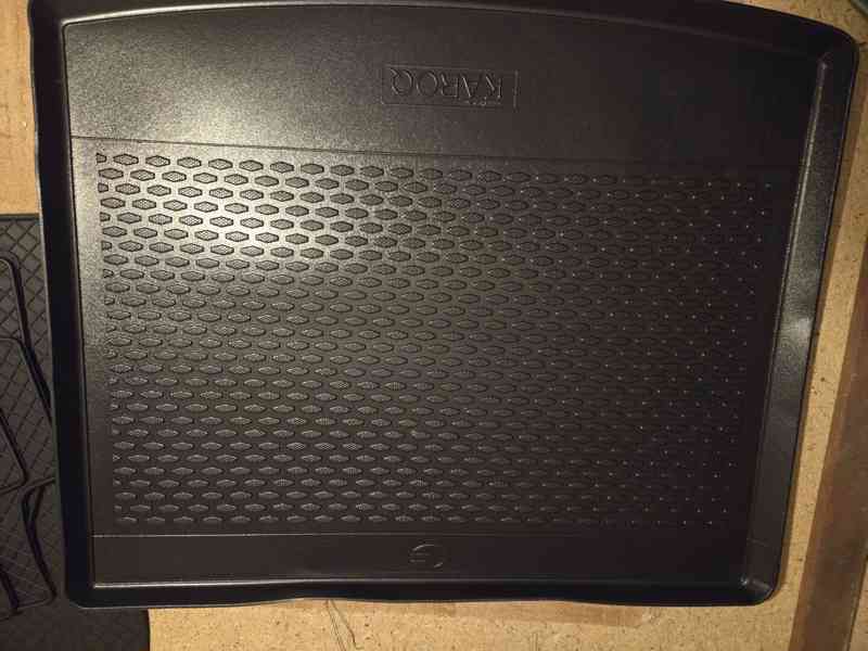 Š - Karoq - vana do kufru a gumové koberce - foto 2