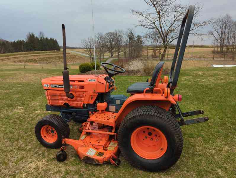 Dieselový traktor Kubota B7200 HST 