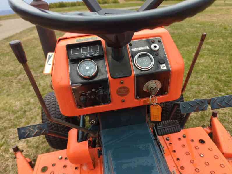 Dieselový traktor Kubota B7200 HST  - foto 5