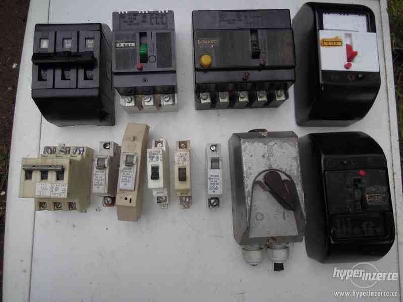 Staré jističe , vypínače a zásuvky - foto 1