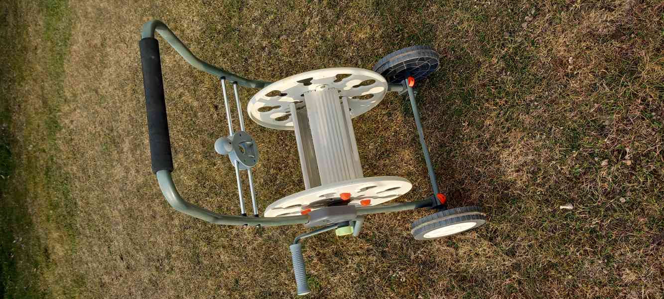 Vozík na zahradní hadici