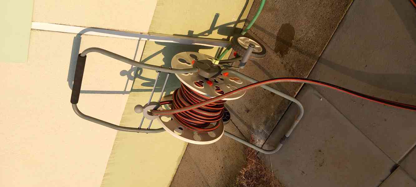 Vozík na zahradní hadici - foto 4