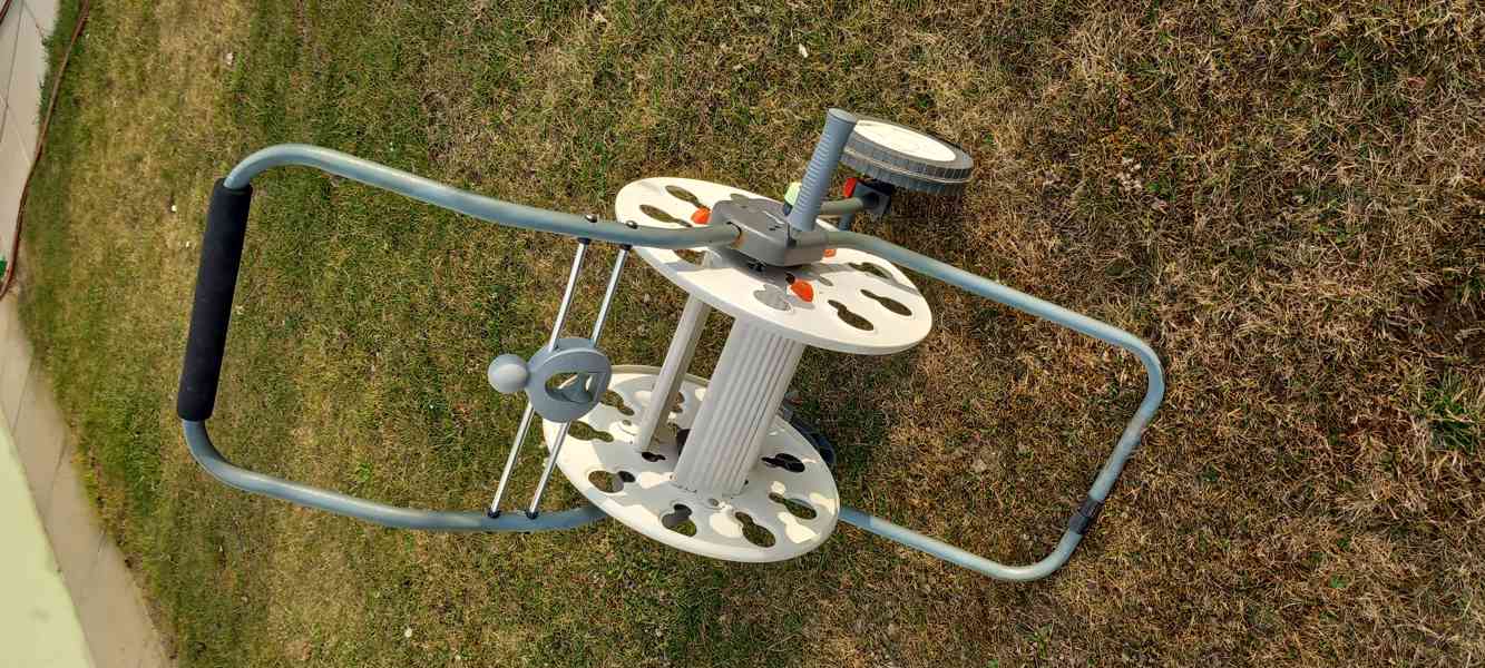 Vozík na zahradní hadici - foto 2