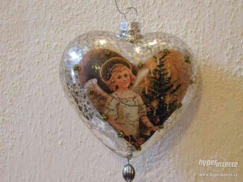 Vánoční ozdoba srdce - anděl u stromečku - foto 2