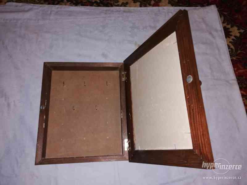 Dřevěná skříňka na klíček - foto 3