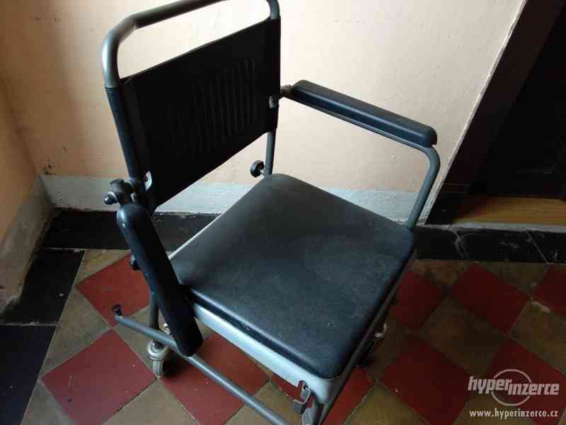 Toaletní vozík - křeslo - foto 2