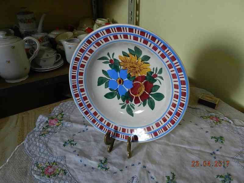 Krásný starý malovaný keramický Talíř květiny