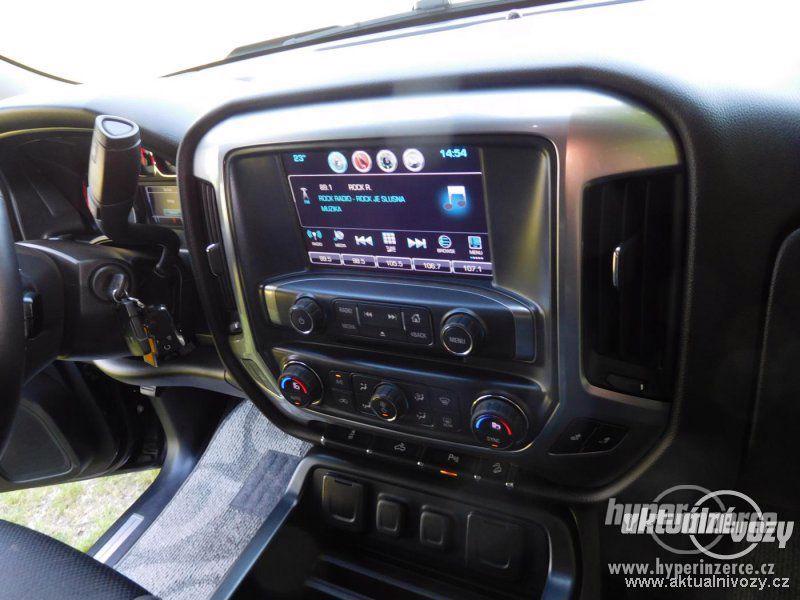 Chevrolet Silverado 5.3, benzín, automat, vyrobeno 2018, navigace - foto 10