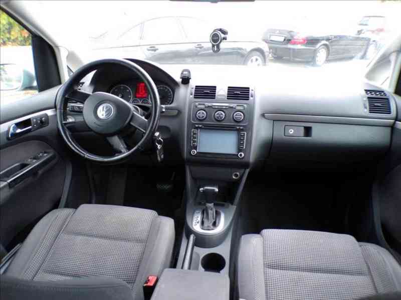 VW Touran 2,0 TDI-103KW DSG,XENONY - foto 5