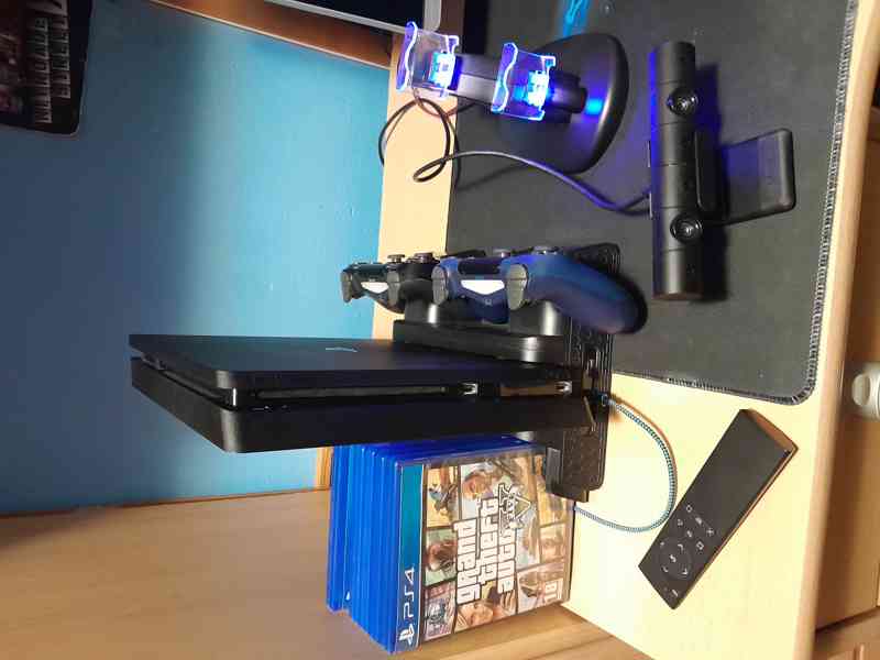 PlayStation 4 SLIM 1TB s pěknou, bohatou výbavou 