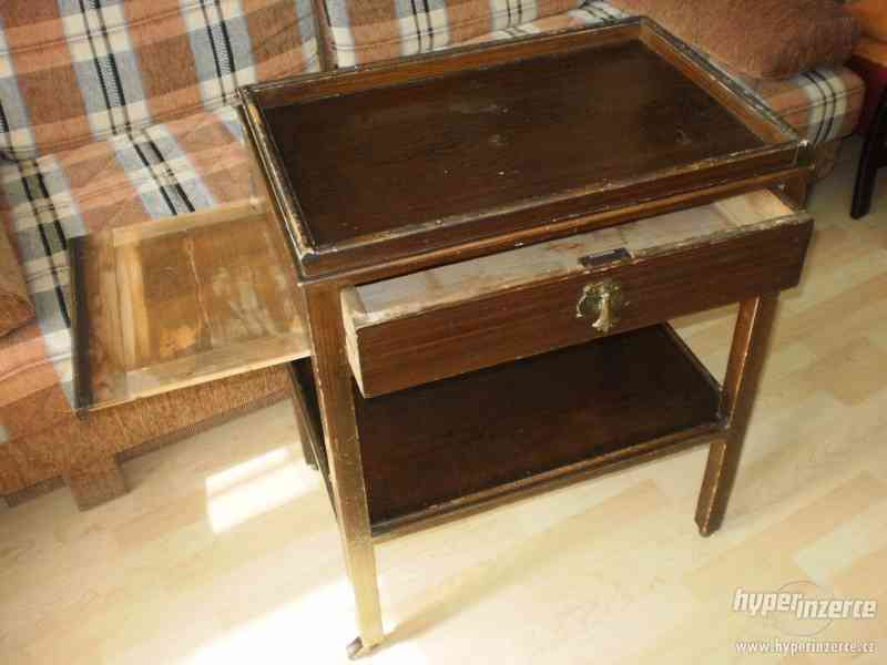 Prodám starožitný servírovací stolek - foto 3