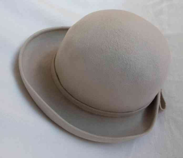 Dámský světle šedý klobouk - ruční práce - foto 2