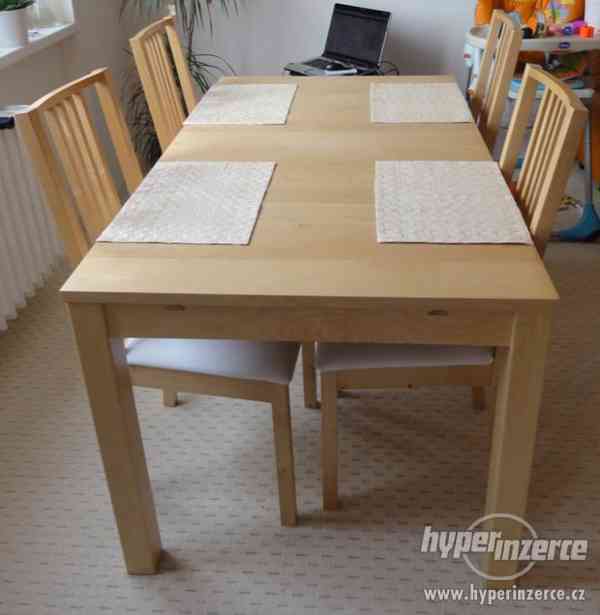 Prodám rozkládací jídelní stůl + 4 židle - foto 1