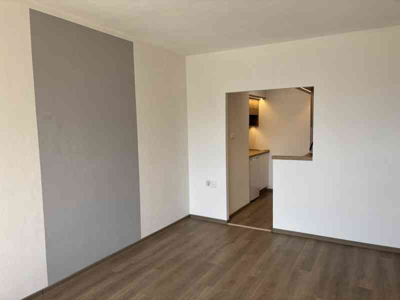 Zrekonstruovaný byt 2+kk - foto 3