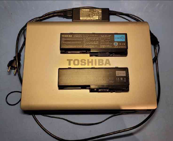 1ks baterie + nabíječka pro notebook TOSHIBA 17"