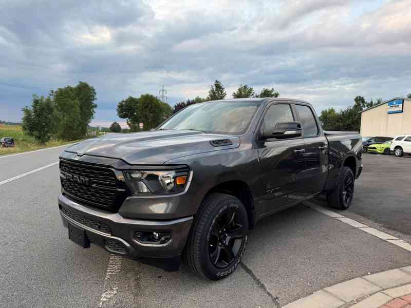 Dodge Ram 1500 BIGHORN 5,7 HEMI 4x4 2023 AKCE DPH - foto 2