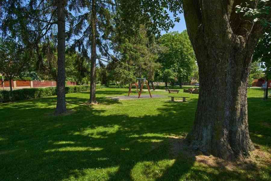 Prodej mimořádného stavebního pozemku 1170m2 v centru obce Hovorčovice s přípojkami všech inženýrský - foto 3