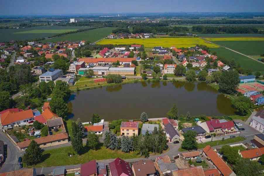 Prodej mimořádného stavebního pozemku 1170m2 v centru obce Hovorčovice s přípojkami všech inženýrský - foto 6