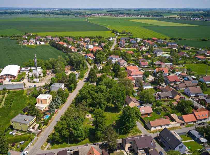 Prodej mimořádného stavebního pozemku 1170m2 v centru obce Hovorčovice s přípojkami všech inženýrský - foto 7