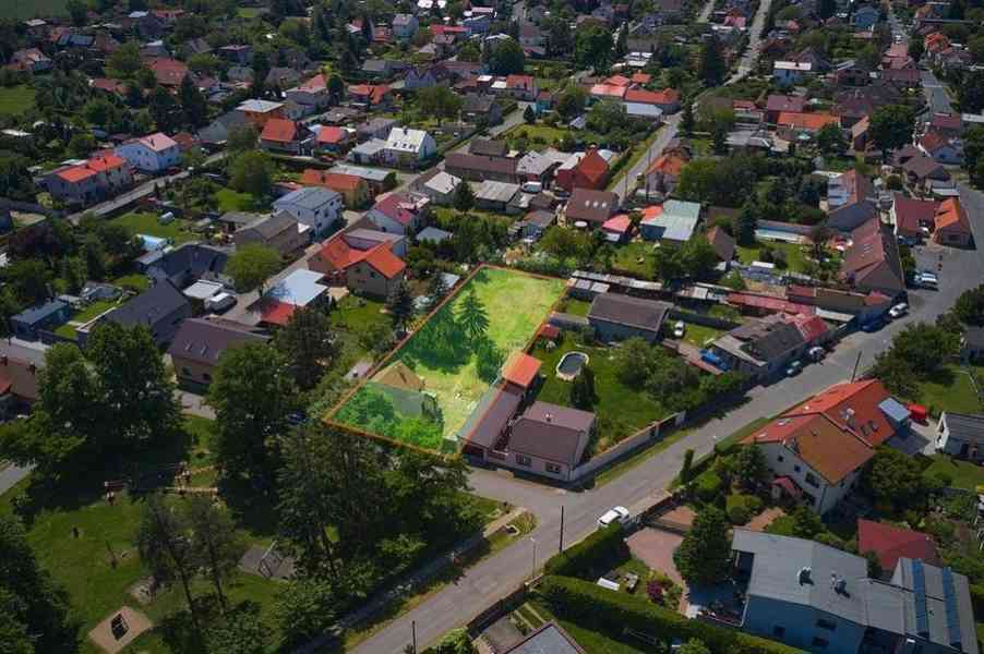 Prodej mimořádného stavebního pozemku 1170m2 v centru obce Hovorčovice s přípojkami všech inženýrský - foto 2