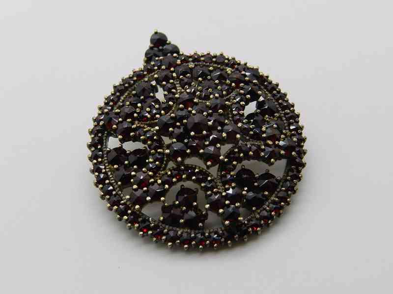 Krásná stará masivní kulatá Brož Závěs Český Granát