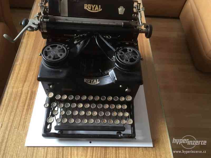 starý psací stroj Royal - foto 1