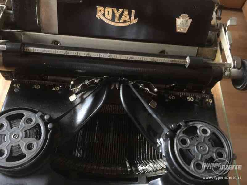 starý psací stroj Royal - foto 2