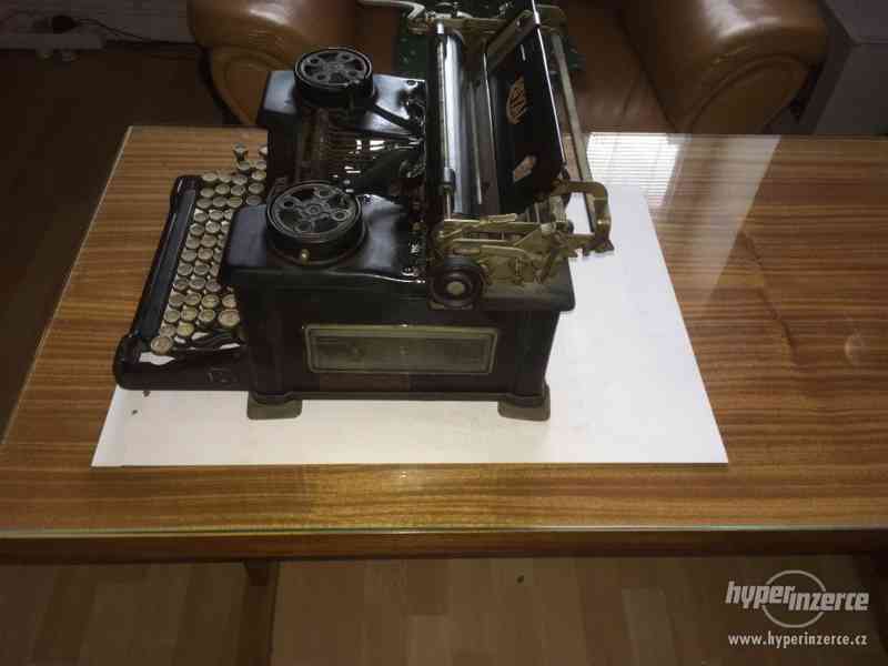 starý psací stroj Royal - foto 4