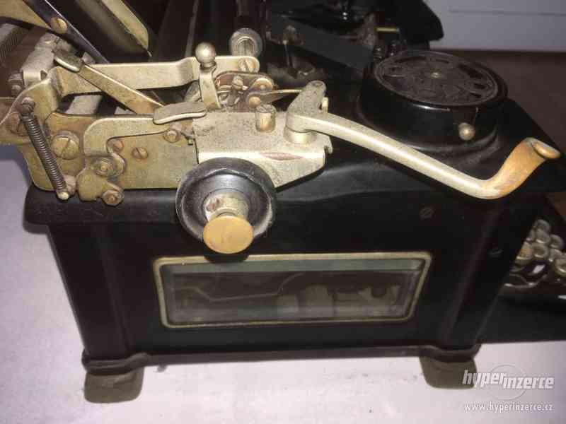 starý psací stroj Royal - foto 5