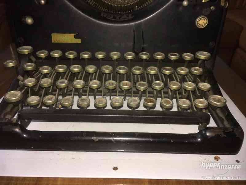starý psací stroj Royal - foto 6