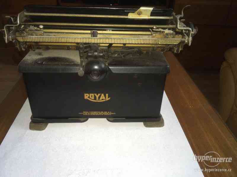 starý psací stroj Royal - foto 8