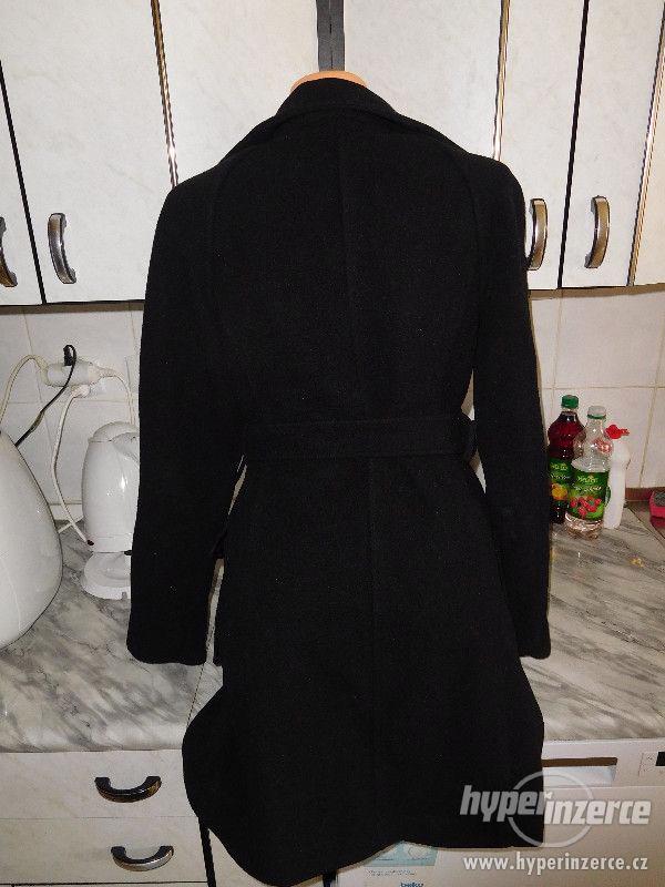 černý dámský kabát - foto 2