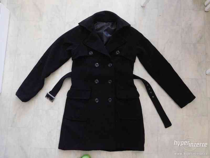 černý dámský kabát - foto 3