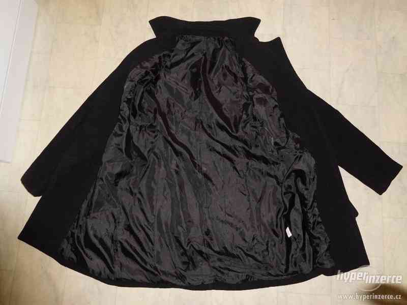 černý dámský kabát - foto 4