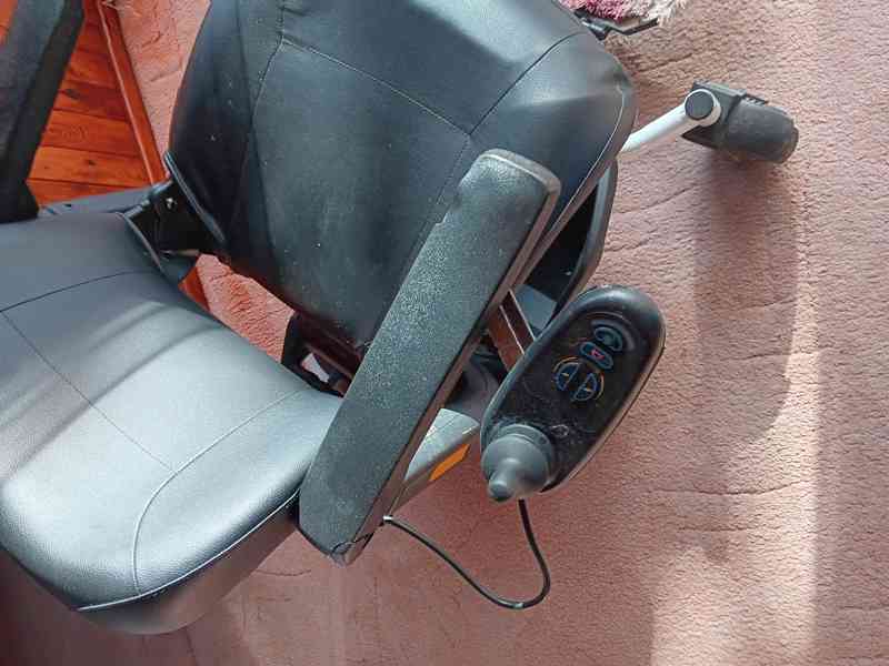Elektrický invalidní vozík. - foto 4