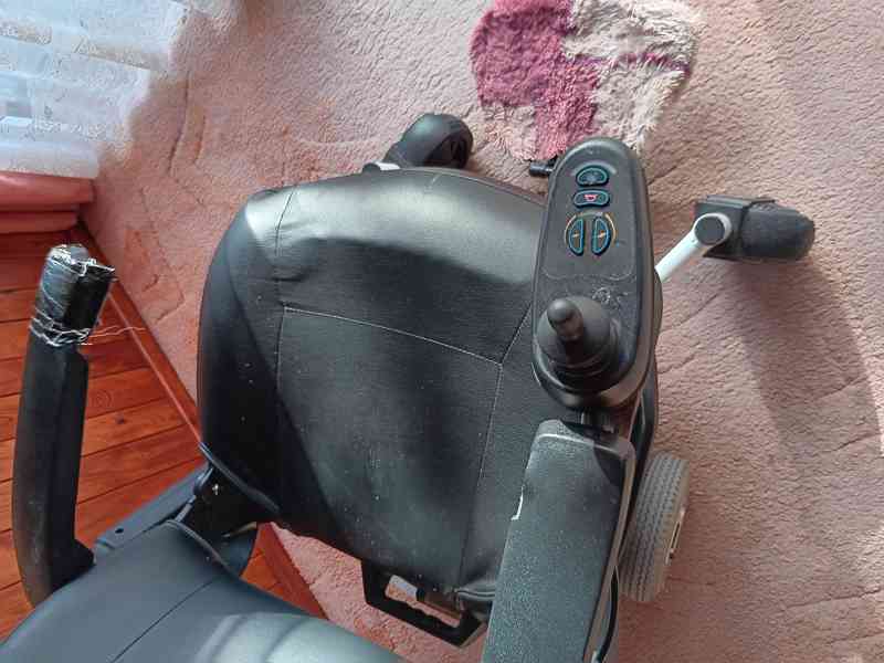 Elektrický invalidní vozík. - foto 3