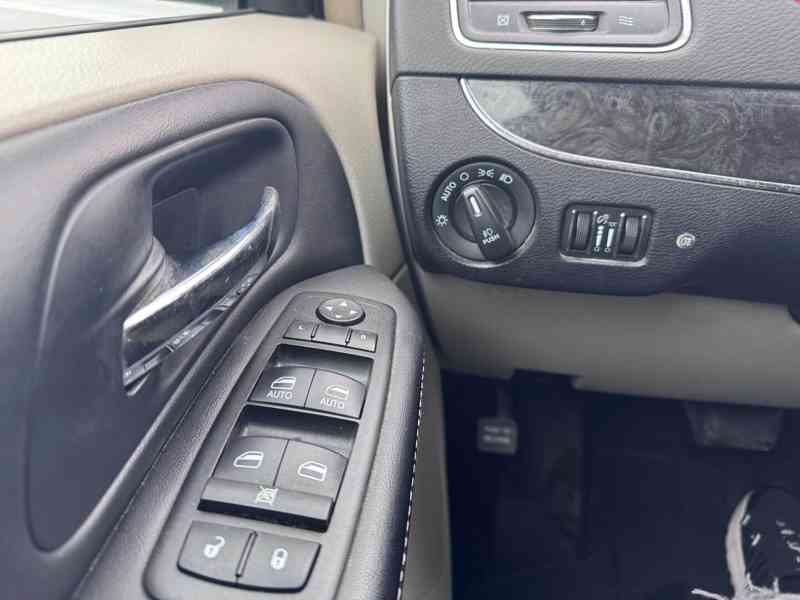 Chrysler Town Country 3,6 RT Penta DVD 2014 - foto 18