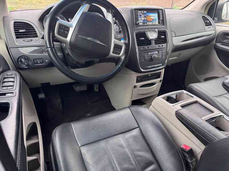 Chrysler Town Country 3,6 RT Penta DVD 2014 - foto 11