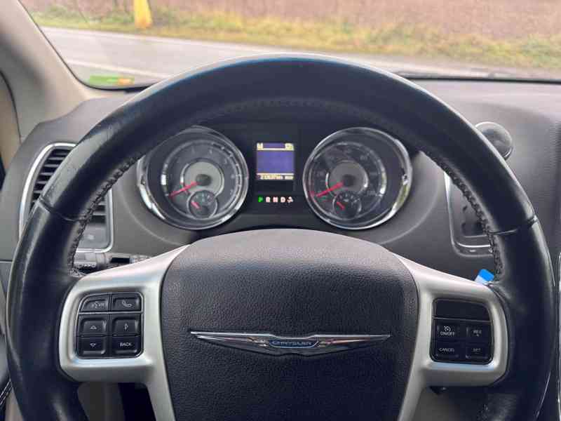 Chrysler Town Country 3,6 RT Penta DVD 2014 - foto 18