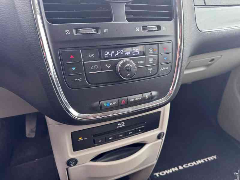 Chrysler Town Country 3,6 RT Penta DVD 2014 - foto 16