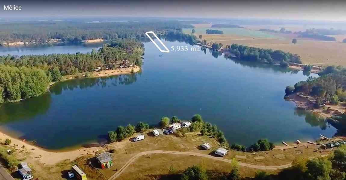 Vlastní pláž s vodní plochou přímo na jih - lze stavět - foto 21