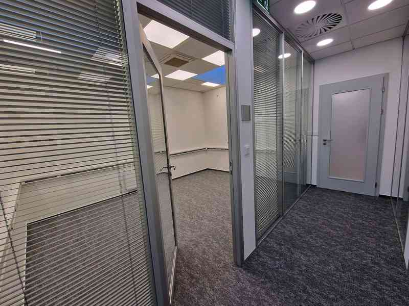 Nově postavené a zkolaudované, moderní a reprezentativní kanceláře o ploše 152 m2 s parkováním v cen - foto 8